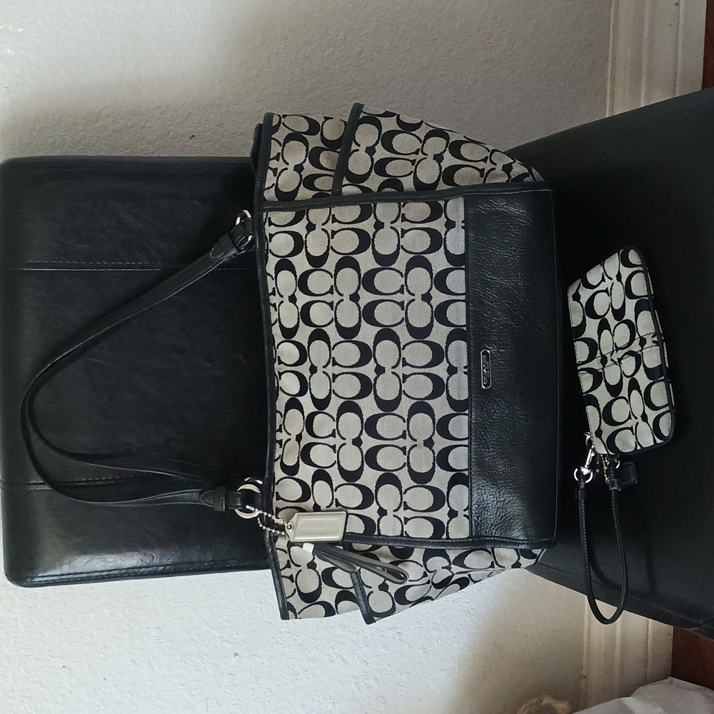 Coach Park Signature Carry Black and Gray Signature Punch Wristlet Incluided.